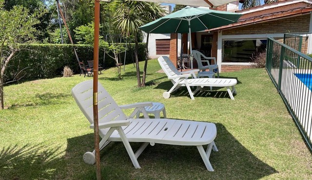 Casa con jardín, pileta, asador, y vistas al lago en Embalsina