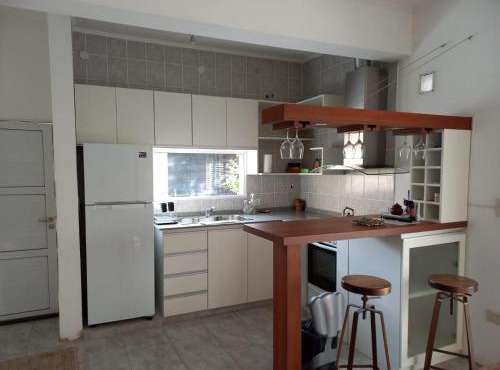 Casa con parque, parrilla y garage para vehículo.
