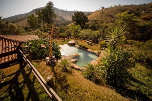 Casa de campo com piscina cascata artificial