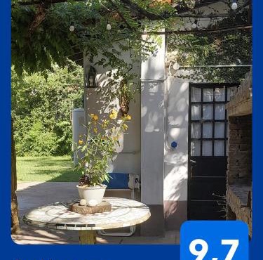 Casa de Huéspedes Muñiz sobre parque de 1000m2, 1 dormitorio, 20m2 cubiertos, baño con ducha, pileta cilíndrica de 3x076