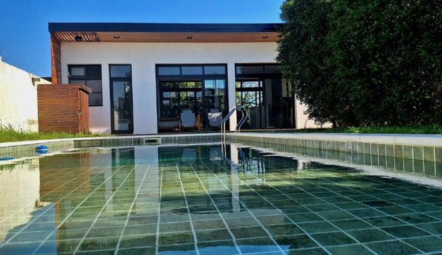 Casa de un ambiente con piscina y quincho