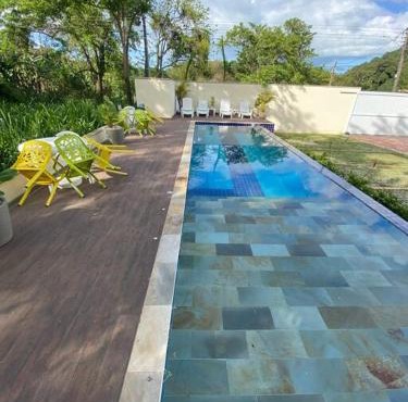 Casa em condomínio fechado em santiago maresias a 100 metros da praia
