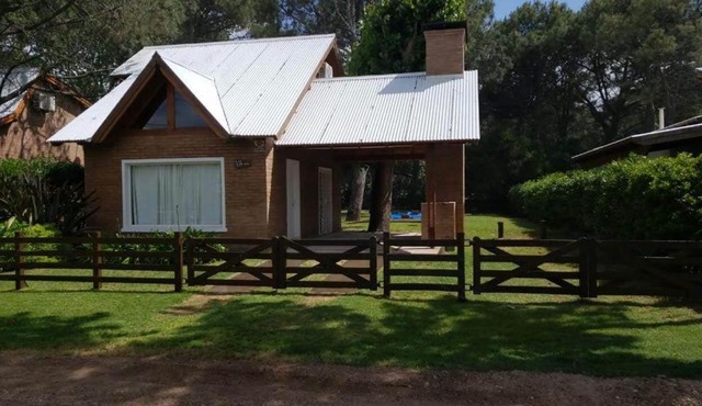 Casa en barrio Las Dunas con pileta climatizada y parrilla