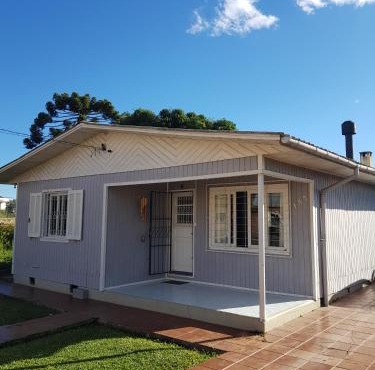 CASA FULL CENTRAL, 130m quadr, 9 Pessoas, Wi-Fi, 3 Qtos, Churrasqueira Interna, Cozinha-Sala Integrados, 2 Banheiros, Varanda, Jardim, Garagem Coberta 1 Carro, Estac Inter 3 Carros, Lareira de Alta Performance, Fogão de Ferro, Área nos Fundos