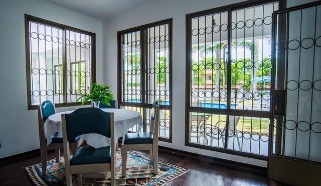 Casa grande e iluminada com piscina no Guarujá