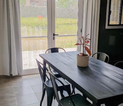 Casa J moderna con amplio jardín en barrio de profesionales