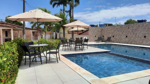 CASA no FORTE com 80 m2, 2 quartos com ar condicionado, cozinha completa, acomoda 8 pessoas, campinho, parquinho infantil, piscinas, área de lazer, estacionamento para 2 carros, WIFI, câmeras de segurança, portaria, ambiente familiar.