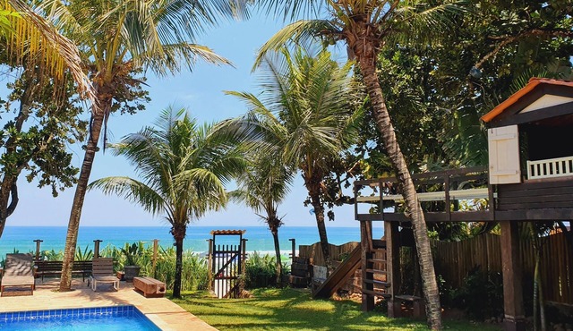 Casa Pé na Areia in Maresias, watch the video together with the photos of the house.