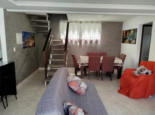 Casa próximo a Praia Morro das Pedras e Aeroporto com garagem para 2 carros in Florianópolis