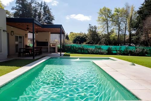 Casa privada con pileta climatizada, gran parque y parrilla en Pilar