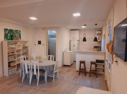 Casa quinta con gran parque, pileta y parrilla a 15 min del aeropuerto