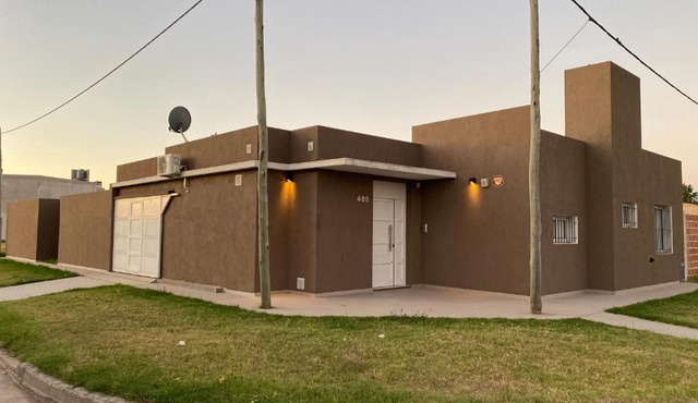 Casa quinta moderna, con pileta, parrilla, galería, 2 habitaciones, todos los servicios