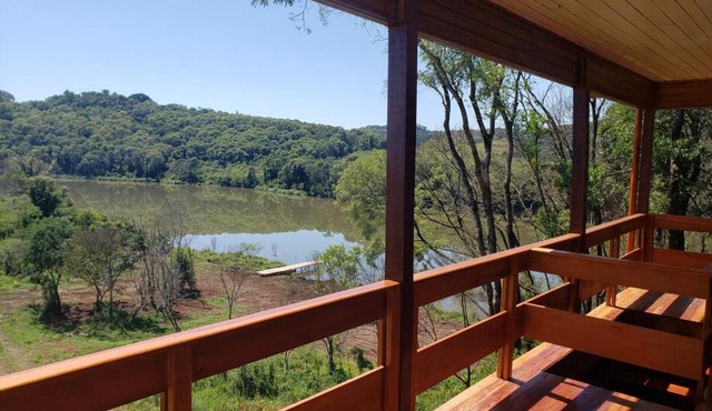 Casa rústica às margens do lago