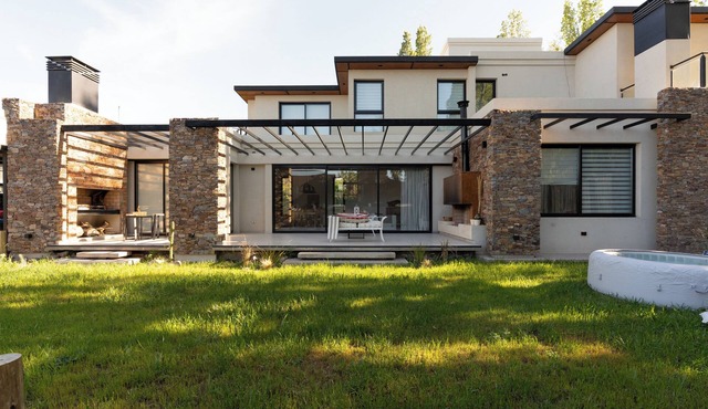 Casa Reserva: Designer Home, Jacuzzi & outdoor Fire Pit in Chacras de Coria