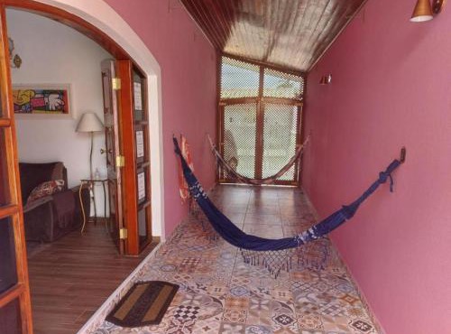 Casa Rosa de Peruíbe - Casa de Temporada 3 dormitórios, 10 hóspedes, piscina, wi-fi, netflix, 800 metros da praia in Peruíbe