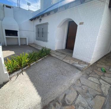 CASA "SONNIA" pleno centro, 200 mts de la peatonal y 300 mts del mar in Las Grutas