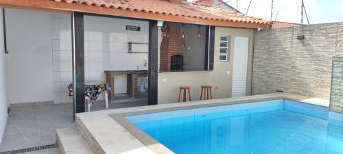 Casa térrea com piscina a 250 metros da praia