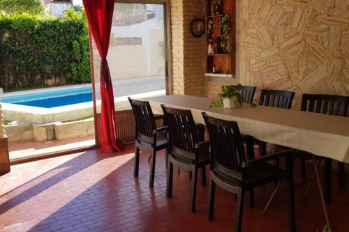 Casona LA FLORIDA con parque y pileta, a una cuadra del río