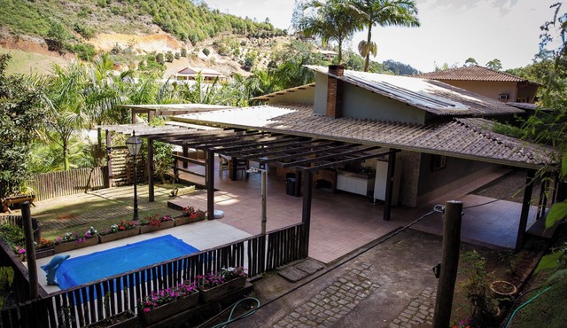 Chalé com Deck e Churrasqueira nas Montanhas