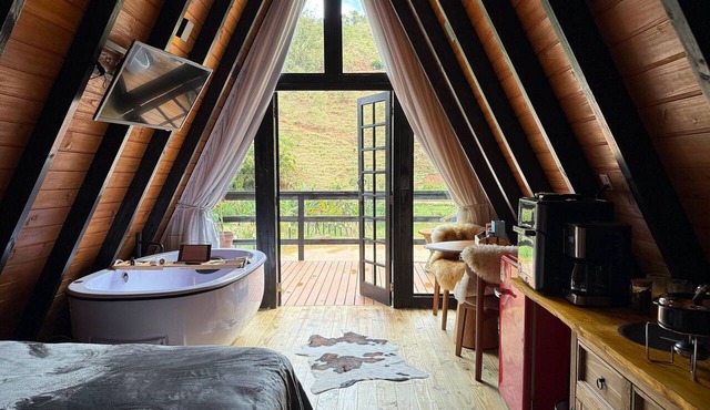 Chalet with Private Jacuzzi and View of the Jucu River