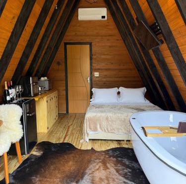 Chalet with Private Jacuzzi and View of the Jucu River