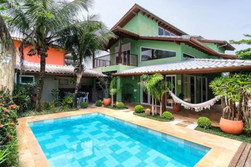 Charmosa Casa em Condomínio com Piscina, Churrasqueira e Forno de Pizza a 1 Quadra da Praia do Sapê