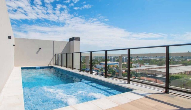 Chic 2BR, Pool & BBQ Lounge, 10 mins to Shopping