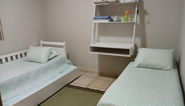 Confortável e bem localizada, com 2 quartos e garagem