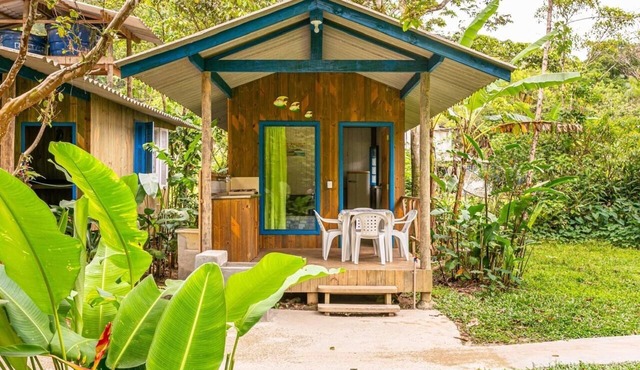 Cozy chalet for up to 4 people in the Camburi countryside, surrounded by nature.