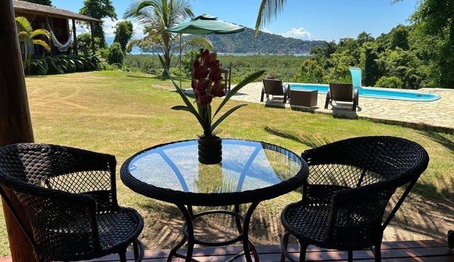 Cozy chalet in Paraty with a bathtub and a beautiful sea view.