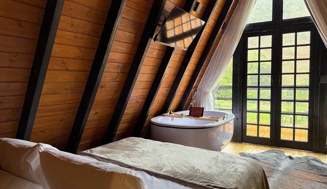 Cozy Chalet with Jacuzzi in Domingos Martins