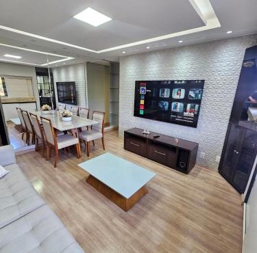 CRUZEIRO NOVO, QUADRA SHCES 1307,ATÉ 4 PESSOAS, APARTAMENTO COM 3 QUARTOS SENDO 1 SUÍTE, ROUPA DE CAMA E BANHO INCLUSAS, PRÉDIO COM ELEVADOR E COMÉRCIO PRÓXIMO, WI-FI, SMART TV, COZINHA COMPLETA By REI DOS FLATS