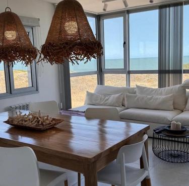 Departamento de lujo frente al mar con vista panorámica, pileta y cochera privada