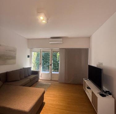 Departamento moderno con patio y pileta