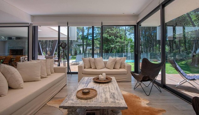 Designer house for 12 in the heart of Carilós woods