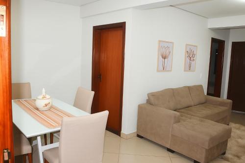 Dois quartos Cozinha completa Wi Fi Self check in com senha Central e perto de tudo a 4,4Km da Rodoviária e 15,4Km do Aeroporto Apartamento 101