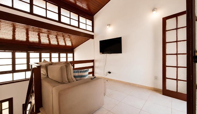 Duplex 2 quartos para 6 no Peró, Cabo Frio, com suíte, estacionamento, cozinha equipada e Smart TV, perto da Ilha do Japonês, Praia das Conchas e Rua dos Biquínis in Cabo Frio