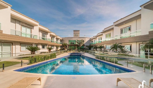 Duplex com piscina à beira mar e 03 suítes