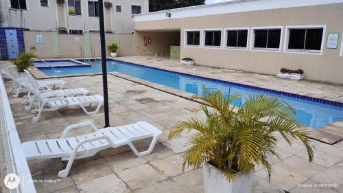 Em Natal, aptº 2/4 inteiro em condomínio fechado. in Natal