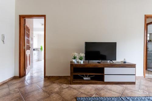 Espaçoso com 2 Quartos, bem tranquilo c/varanda!