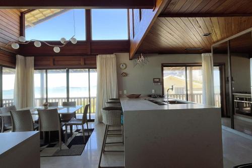 Excelente Casa com área Gourmet de frente mar in Barra Velha