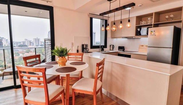 Family 2BR Suite Apartment Pool, Gym & Fast WiFi