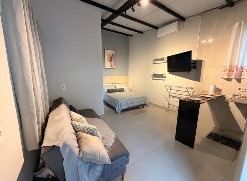 Flat 02 - Ar condicionado ao lado do Camaru, próximo ao UMC e shopping