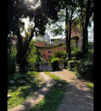 Habitación para 4 en el centro de Asunción con piscina e inmenso jardín in Asuncion