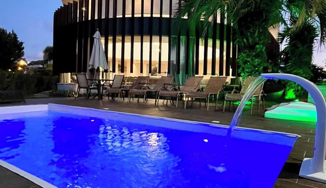 House in Jurerê In with 5 suites, heated pool, elevator for families. in Florianópolis