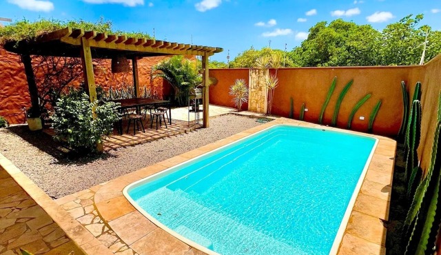 House with 4 suites and a swimming pool in the city center.