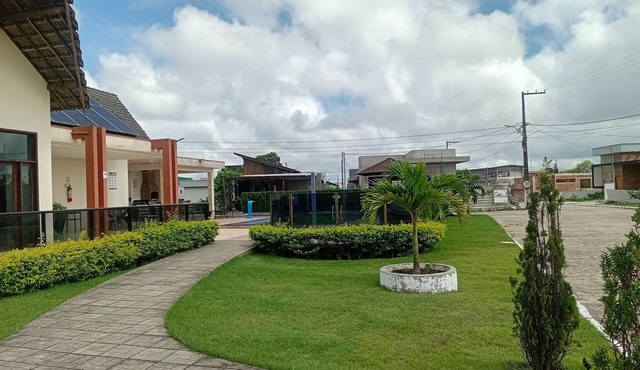 House with 6 bedrooms, 4 suites, 2km from the center.