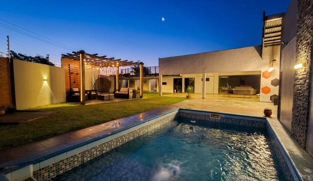 House with a Pool and BBQ Area | Ideal for Groups of Up to 10 in Encarnación