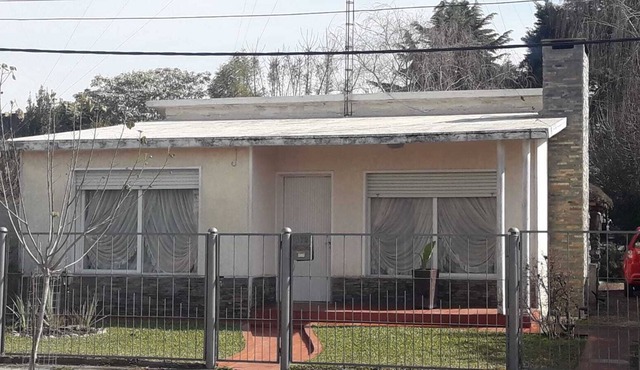 House with park and garage 130 k from Montevideo in Rosario