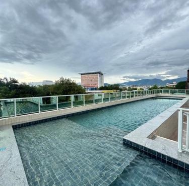 Incrível cobertura para família com 2 quartos e ar